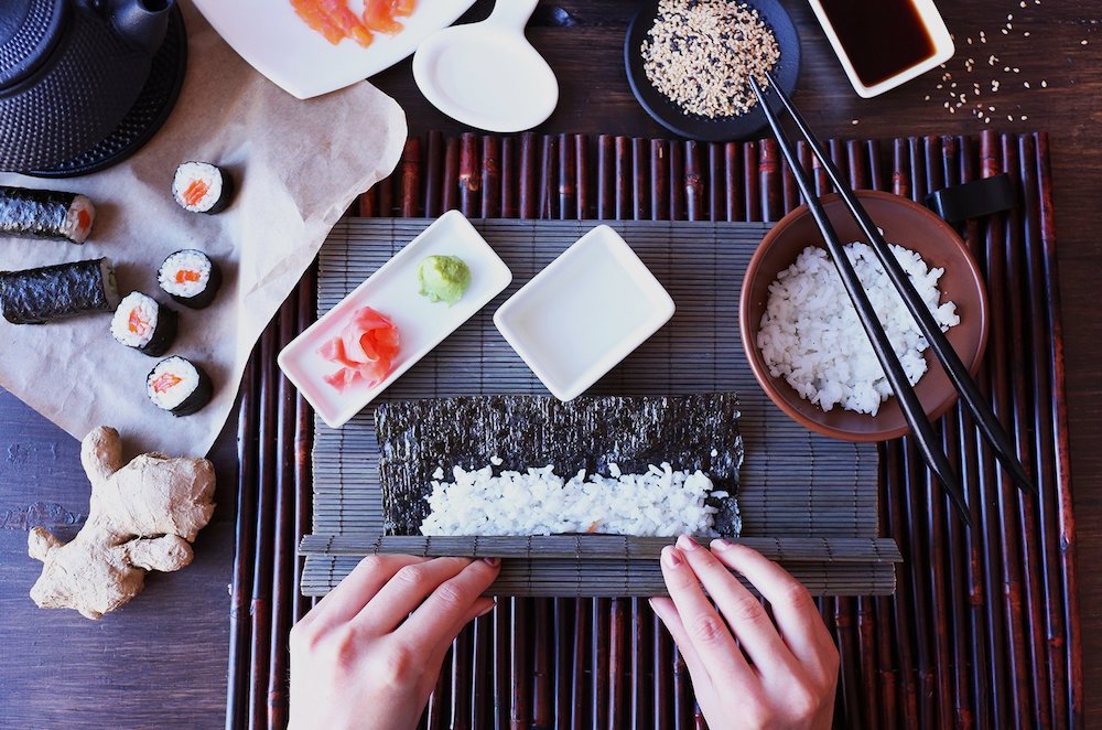 Что лучше: самим готовить суши или заказывать в ресторане